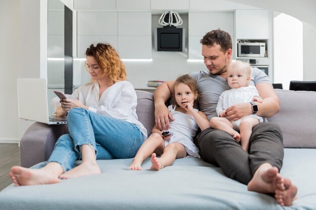 Famiglia a tutto campo sul divano