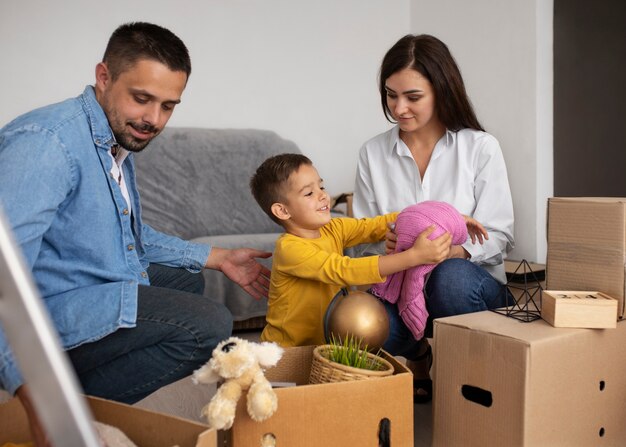 Famiglia a tutto tondo pronta a trasferirsi in una nuova casa