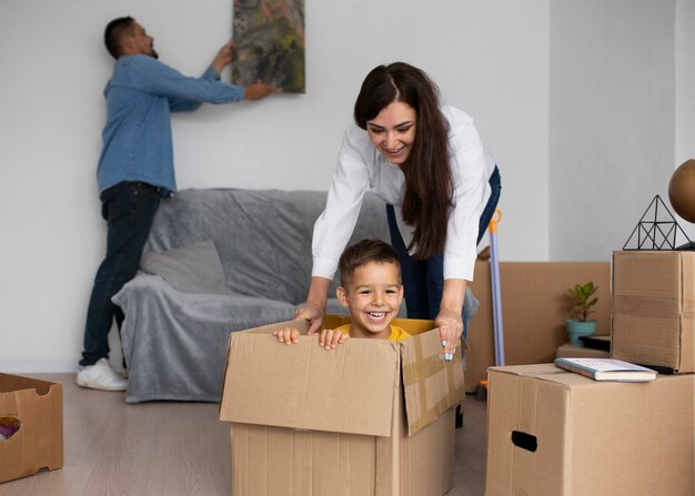 Famiglia a tutto tondo pronta a trasferirsi in una nuova casa