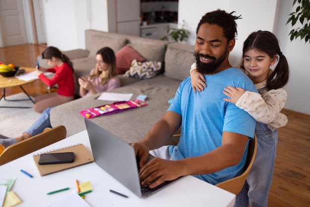 Famiglia ad alto angolo che trascorre del tempo a casa