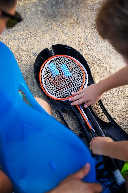 Famiglia ad alto angolo con attrezzatura da badminton