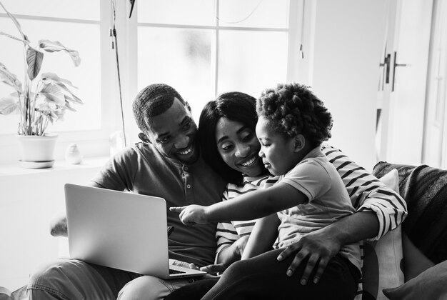 Famiglia africana che trascorre del tempo insieme