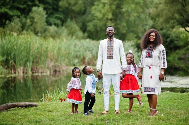 Famiglia africana in abiti tradizionali al parco