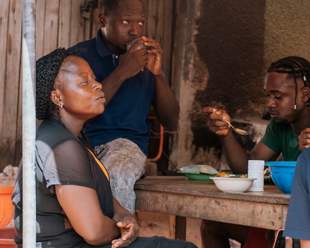 Famiglia africana seduta a tavola