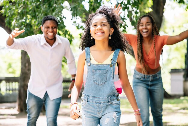 Famiglia afroamericana che si diverte e si gode una giornata insieme all'aperto al parco.