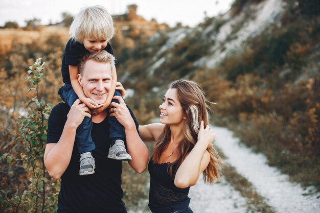 Famiglia alla moda in un parco