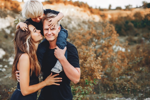 Famiglia alla moda in un parco