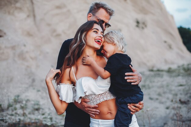 Famiglia alla moda in un parco