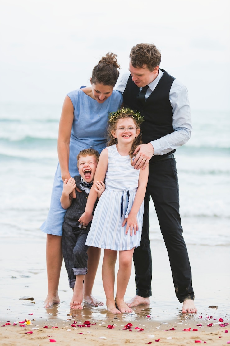 Foto gratuito famiglia allegra alla cerimonia di nozze della spiaggia