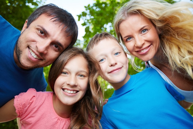 Famiglia allegra che gode all&#39;aperto