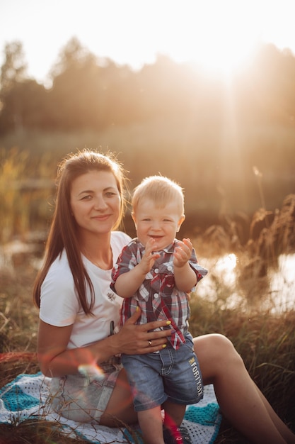 Famiglia amorevole con figlio bambino nel parco.