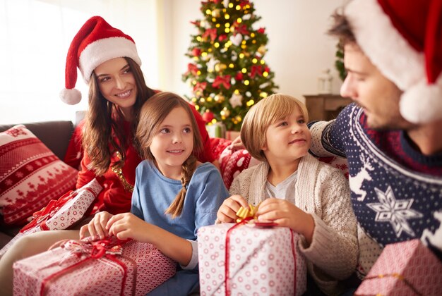 Famiglia amorevole con regali di Natale