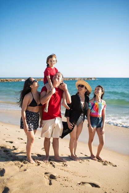 Famiglia amorevole via mare