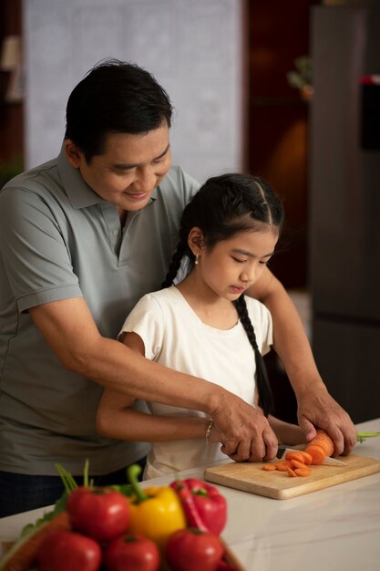 Famiglia asiatica che cucina insieme