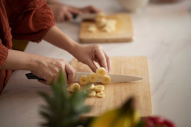 Famiglia asiatica che mangia insieme