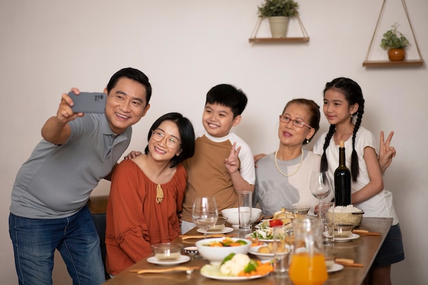 Famiglia asiatica che mangia insieme