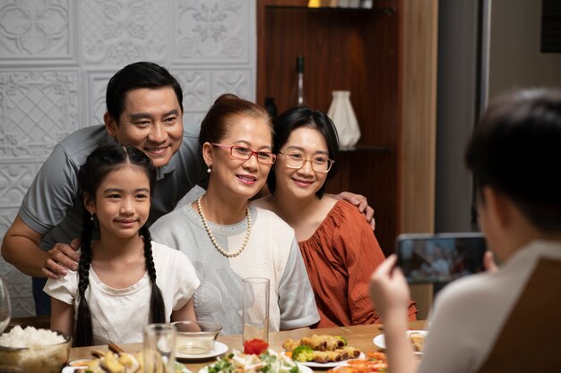 Famiglia asiatica che mangia insieme