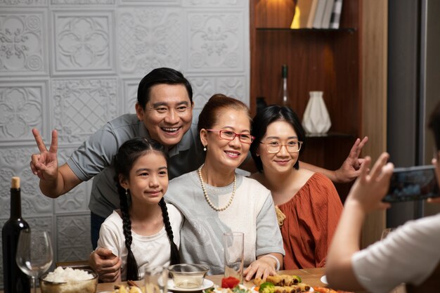 Famiglia asiatica che mangia insieme