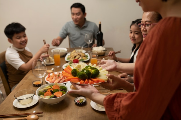 Famiglia asiatica che mangia insieme