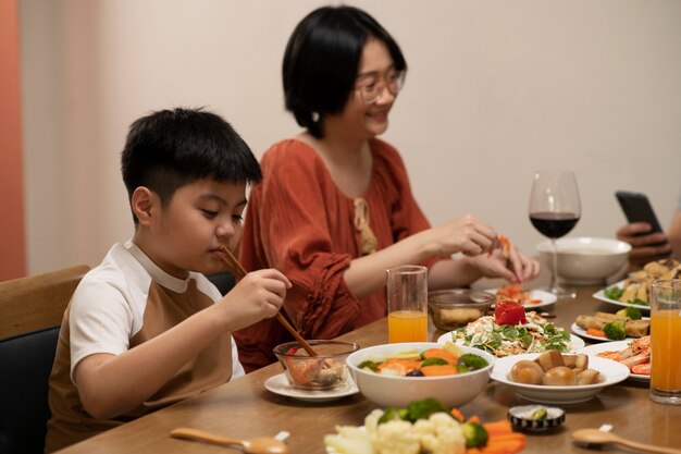 Famiglia asiatica che mangia insieme