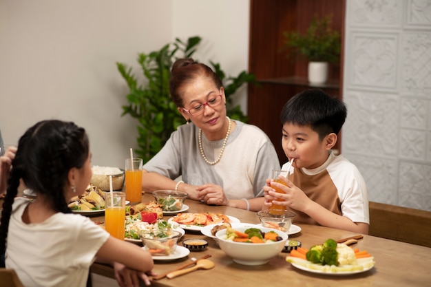 Famiglia asiatica che mangia insieme