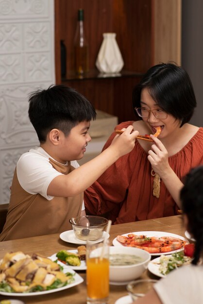 Famiglia asiatica che mangia insieme