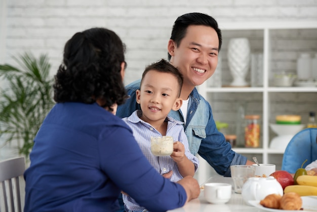 Famiglia asiatica che mangia prima colazione
