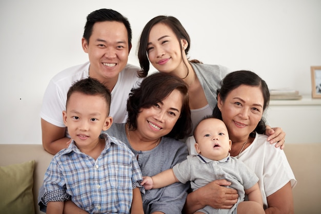 Famiglia asiatica felice che propone insieme