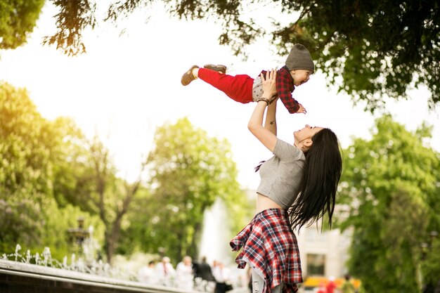 Famiglia bambino camminare bambino piccolo