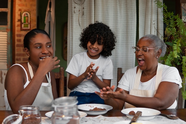 Famiglia brasiliana che cucina deliziosi dessert