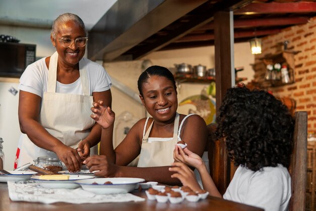 Famiglia brasiliana che cucina deliziosi dessert