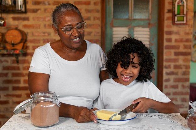 Famiglia brasiliana che cucina deliziosi dessert