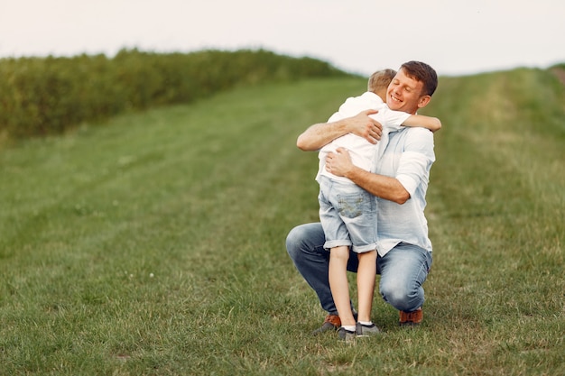 Famiglia carina che gioca in un campo di summe