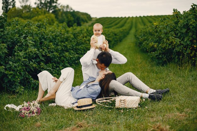 Famiglia carina che gioca in un campo estivo