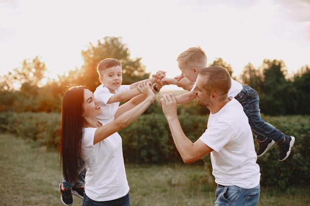 Famiglia carina che gioca in un campo estivo