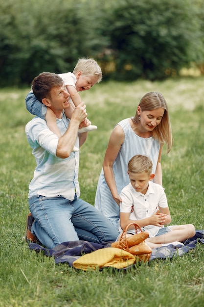 Famiglia carina che gioca in un campo estivo