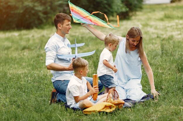 Famiglia carina che gioca in un campo estivo