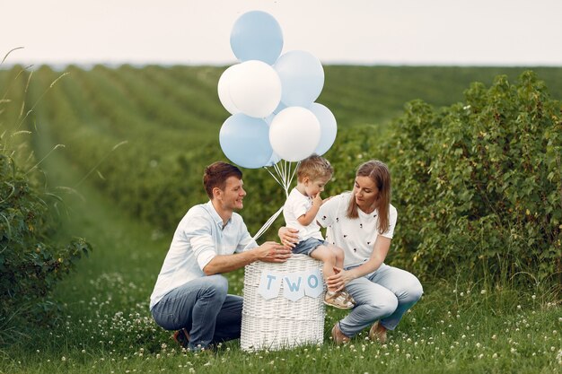 Famiglia carina che gioca in un campo estivo