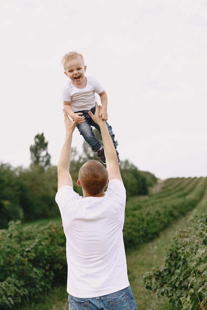 Famiglia carina che gioca in un campo estivo