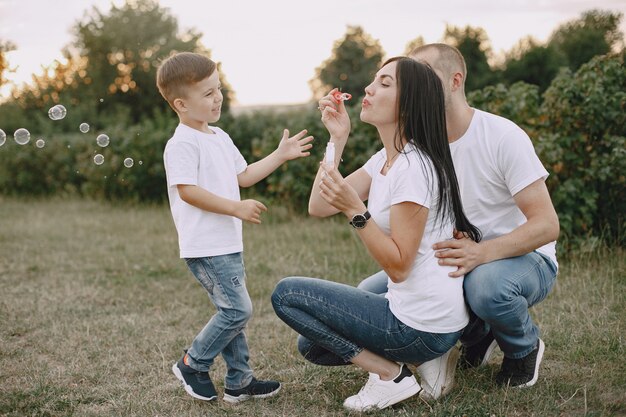 Famiglia carina che gioca in un campo estivo