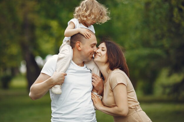 Famiglia carina che gioca in un parco estivo