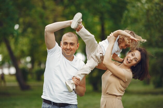 Famiglia carina che gioca in un parco estivo