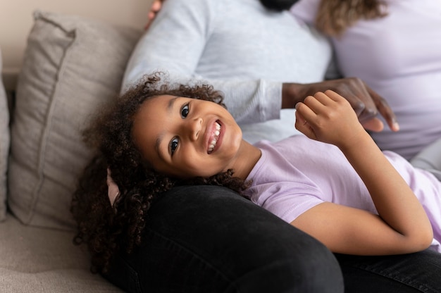 Famiglia carina che trascorre del tempo di qualità insieme