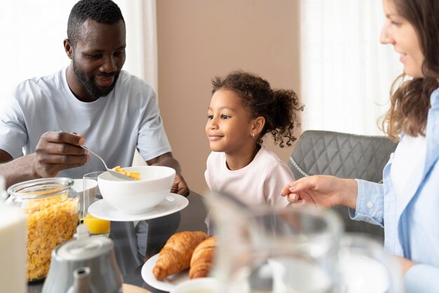 Famiglia carina che trascorre del tempo insieme in cucina