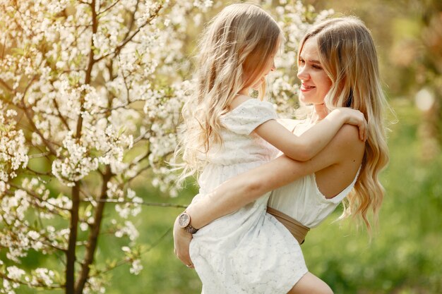 Famiglia carina ed elegante in un parco di primavera