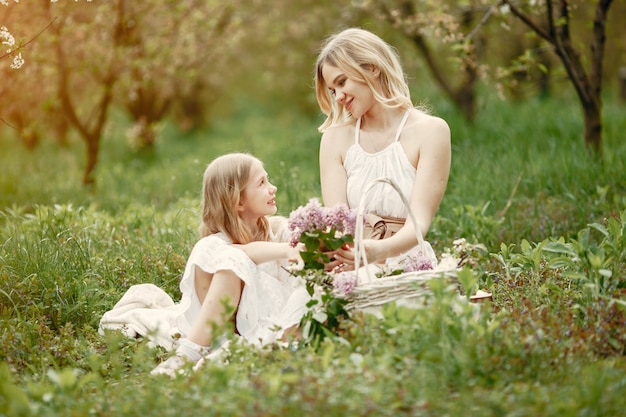 Famiglia carina ed elegante in un parco di primavera