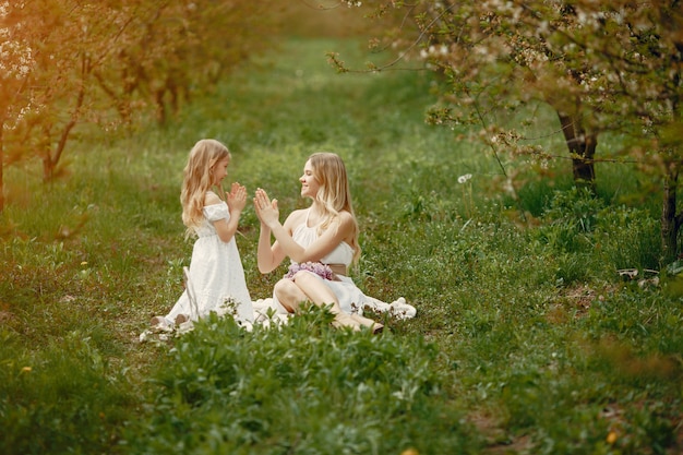 Famiglia carina ed elegante in un parco di primavera