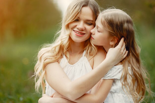 Famiglia carina ed elegante in un parco di primavera