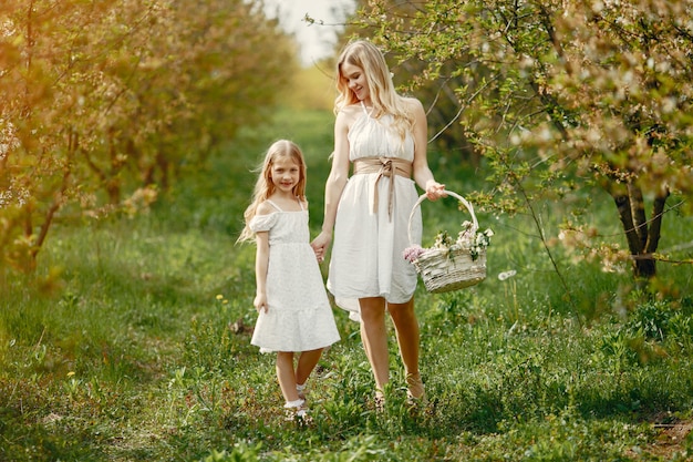 Famiglia carina ed elegante in un parco di primavera