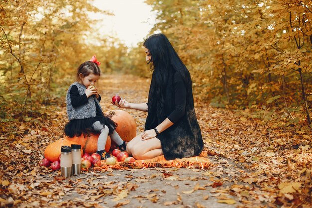 Famiglia carina ed elegante in un parco in autunno